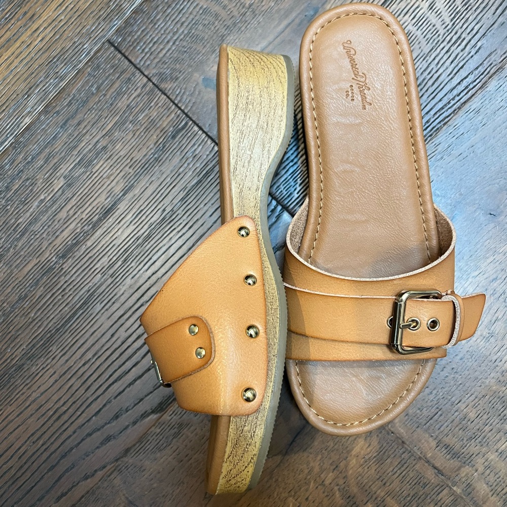 Universal Thread Tan Slide Sandals - Picture 5 of 7